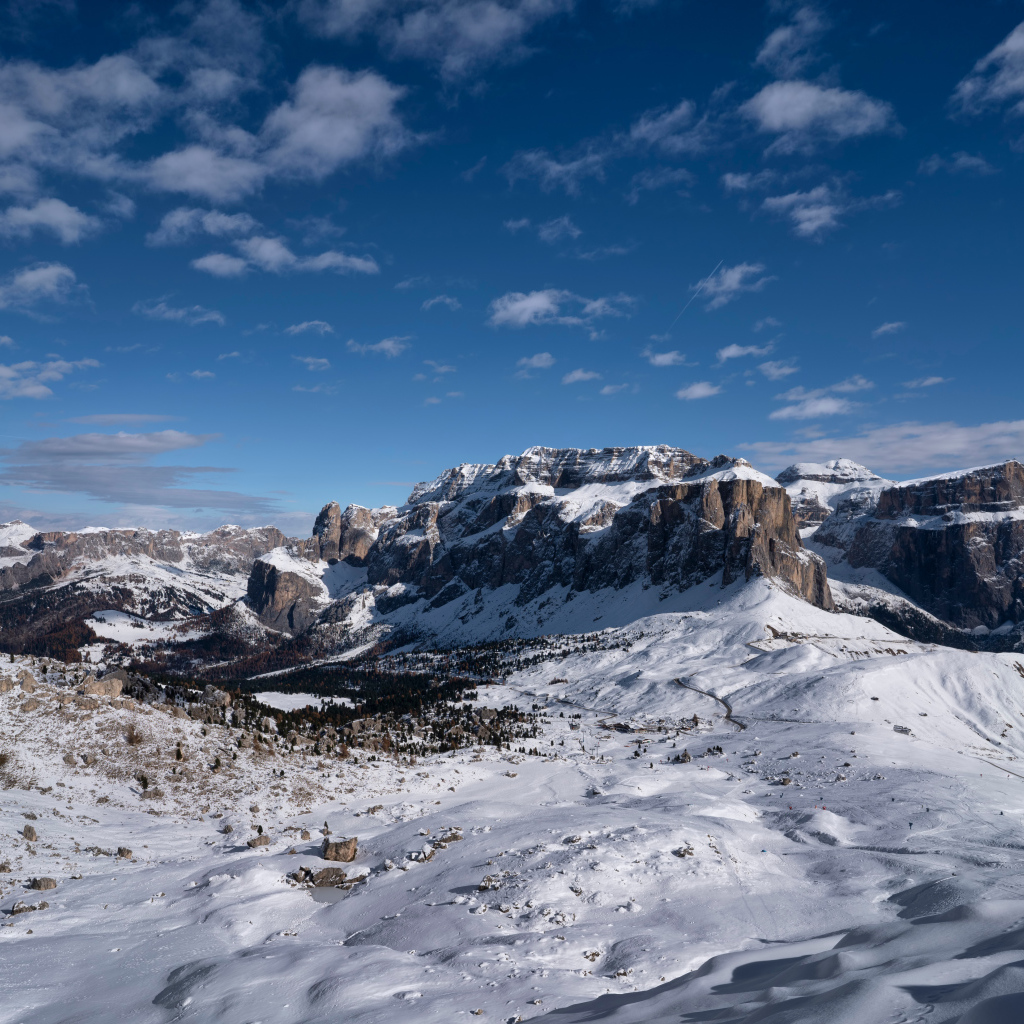 Большие каменные горы покрыты снегом