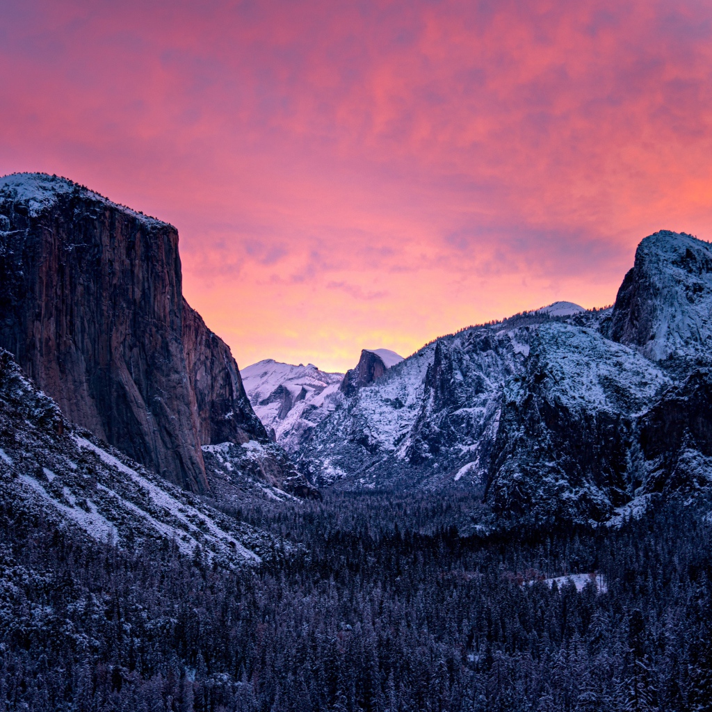 Сиреневый закат над заснеженными скалами 