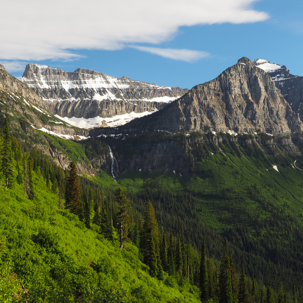 Величественные покрытые снегом вершины каменных гор