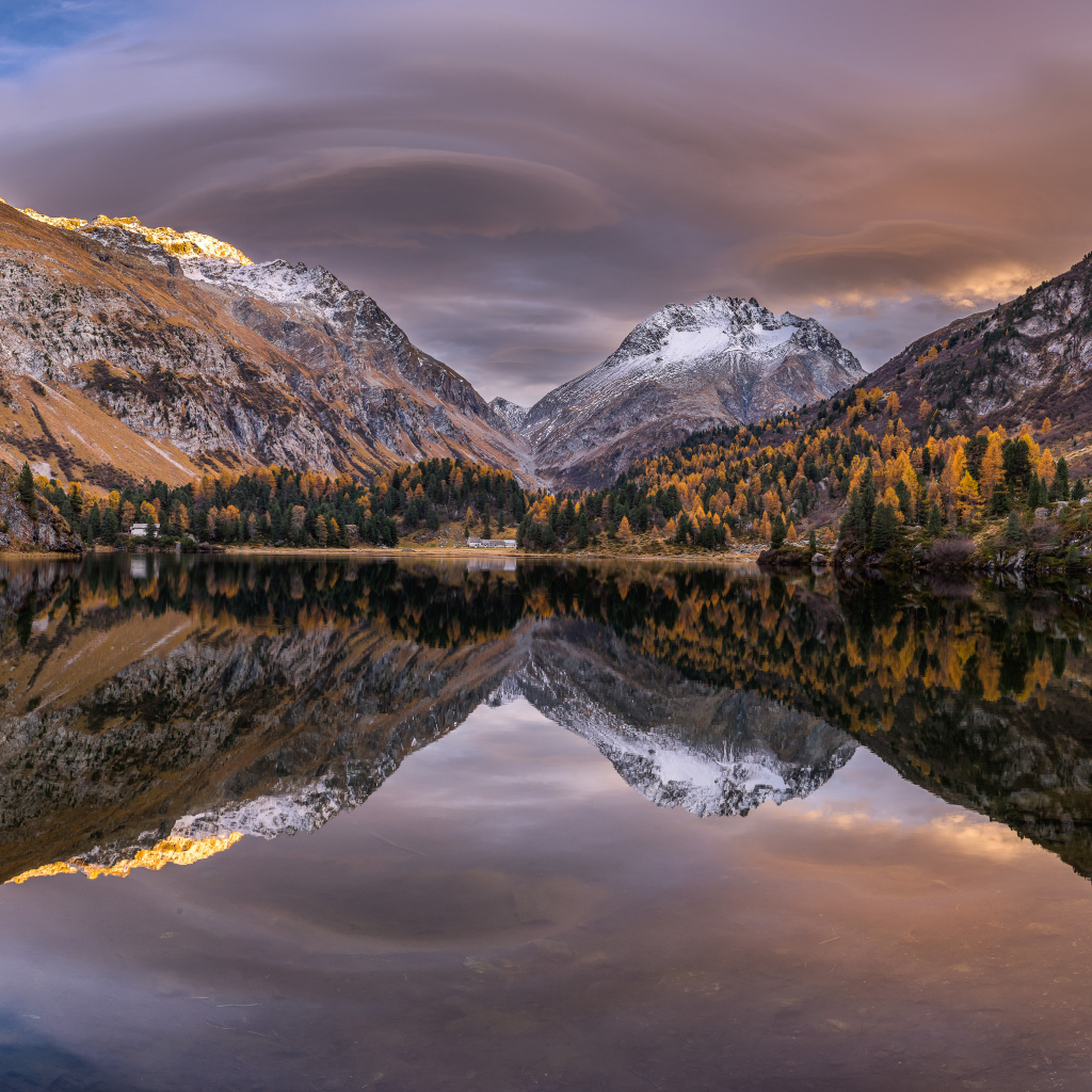 Горы отражаются в озере осенним днем