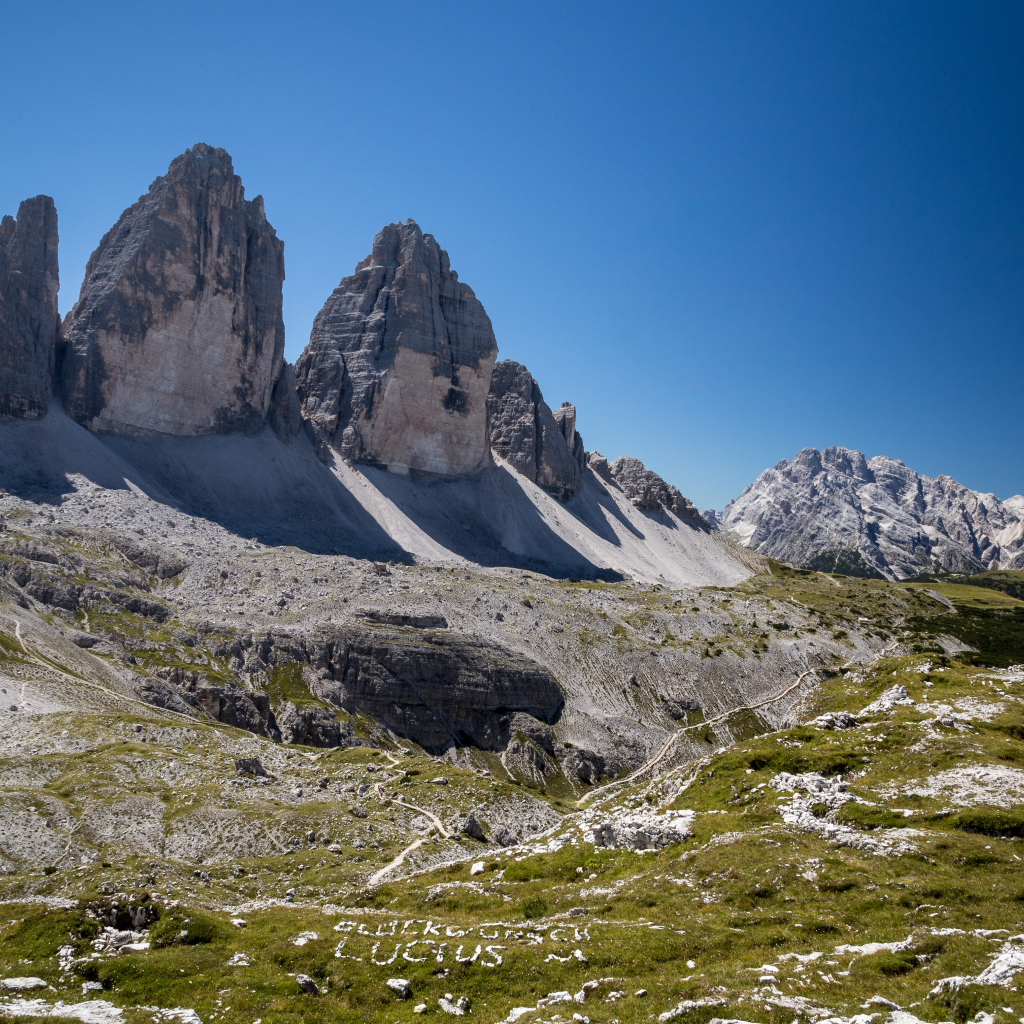 Горы под голубым небом летом, Италия 