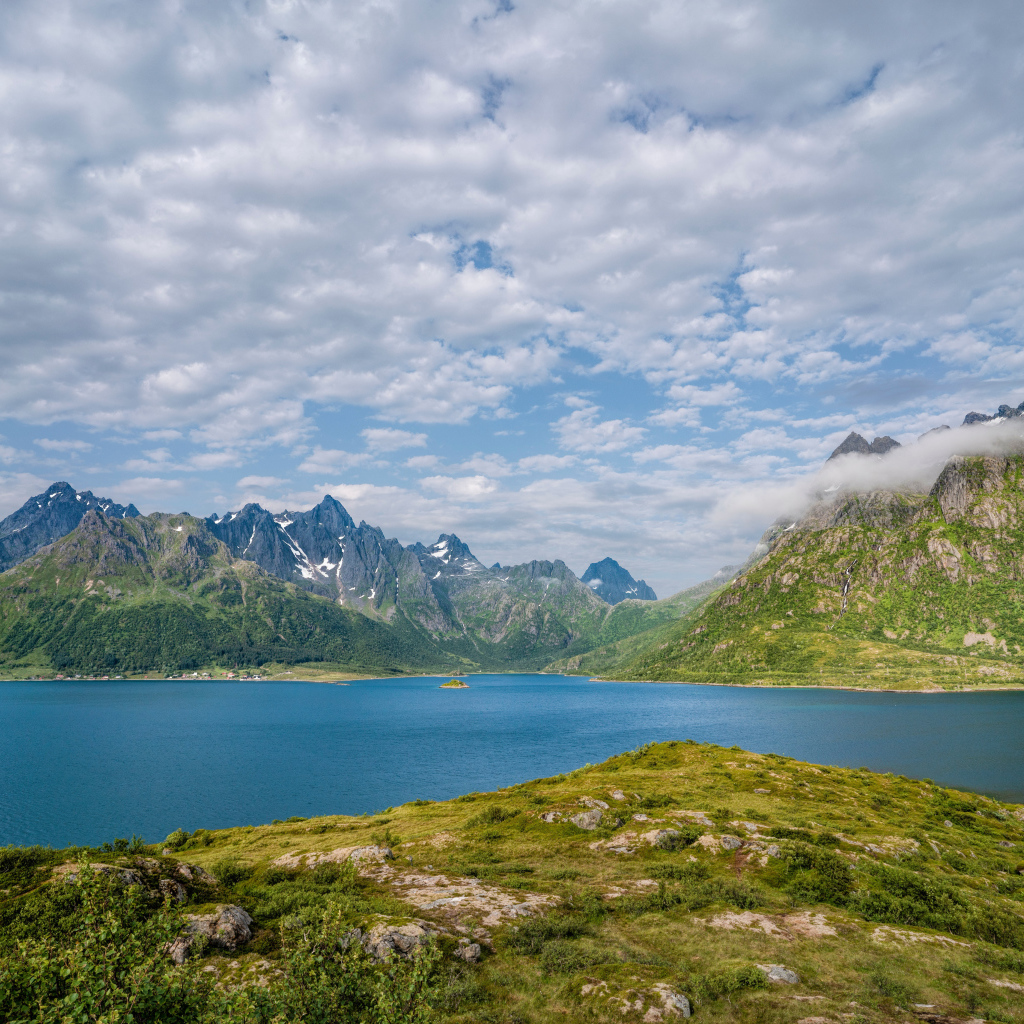 Горы под белыми облаками, Лофотенские острова