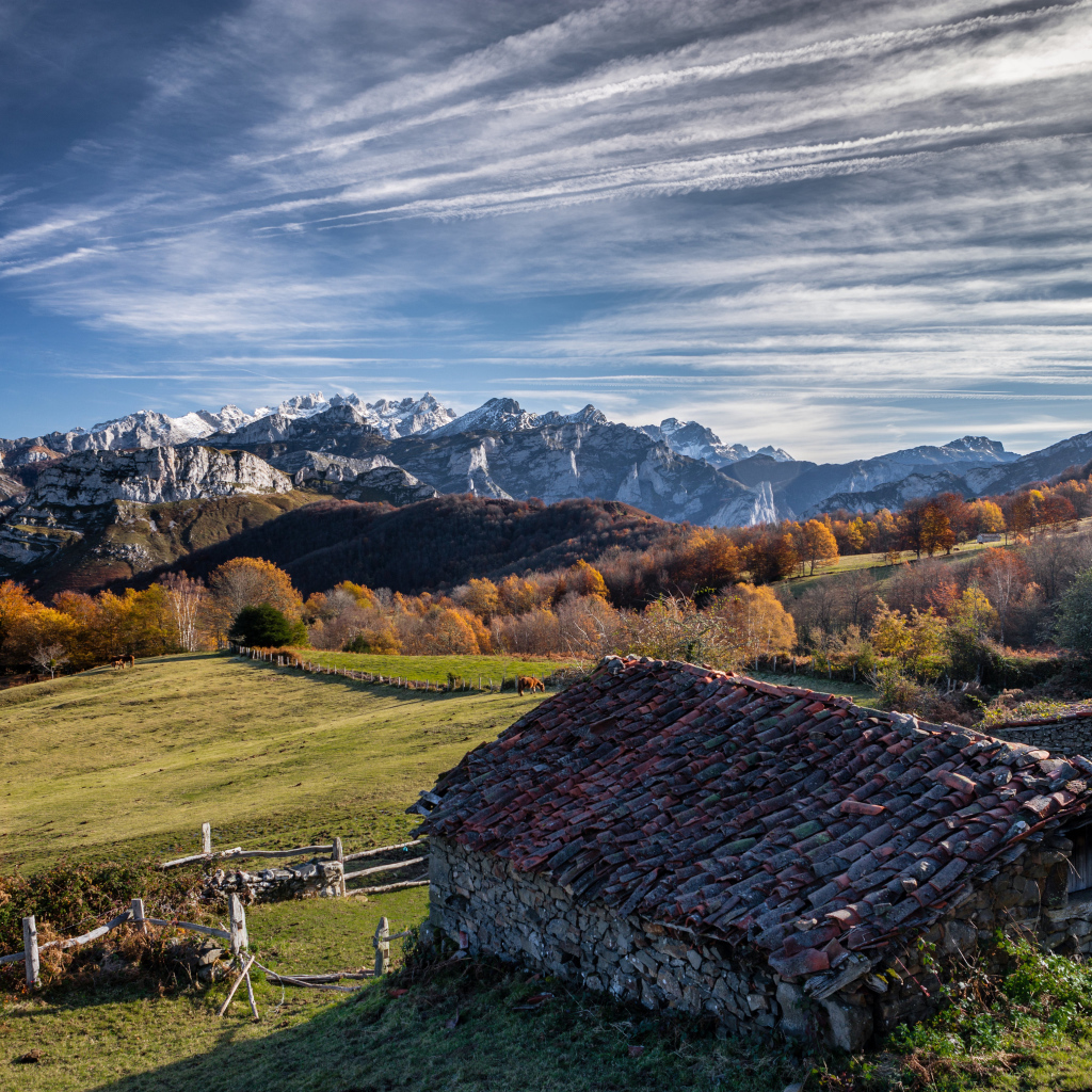 Старый дом в горах под красивым небом 