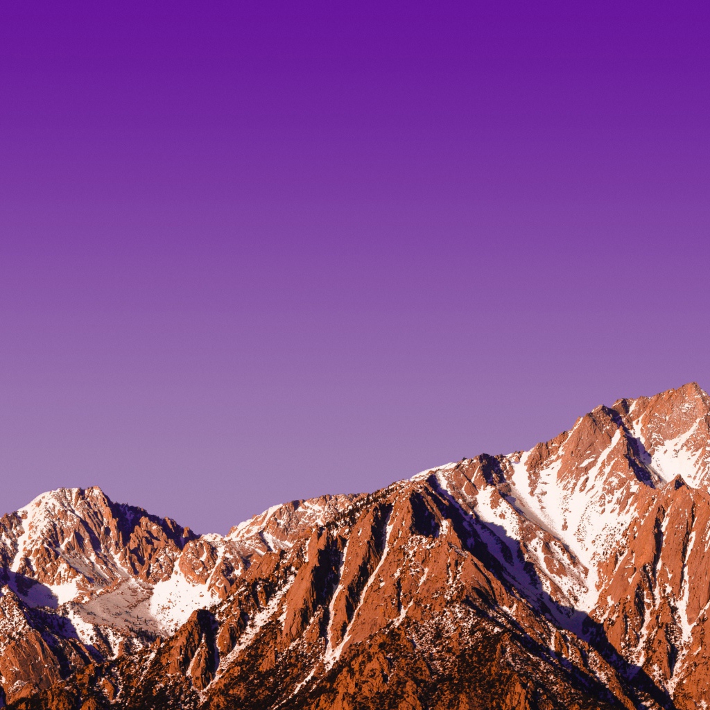 Вершины заснеженных гор на фоне сиреневого заката