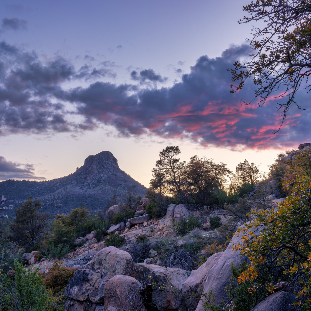 Скалистые горы под красивым вечерним небом