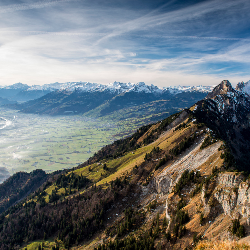 Живописные заснеженные горы год голубым небом, Швейцария