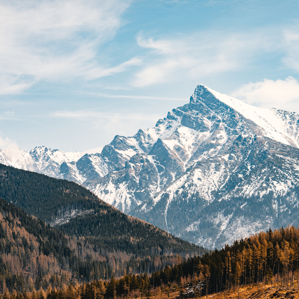 Заснеженная гора под голубым небом, Словакия 