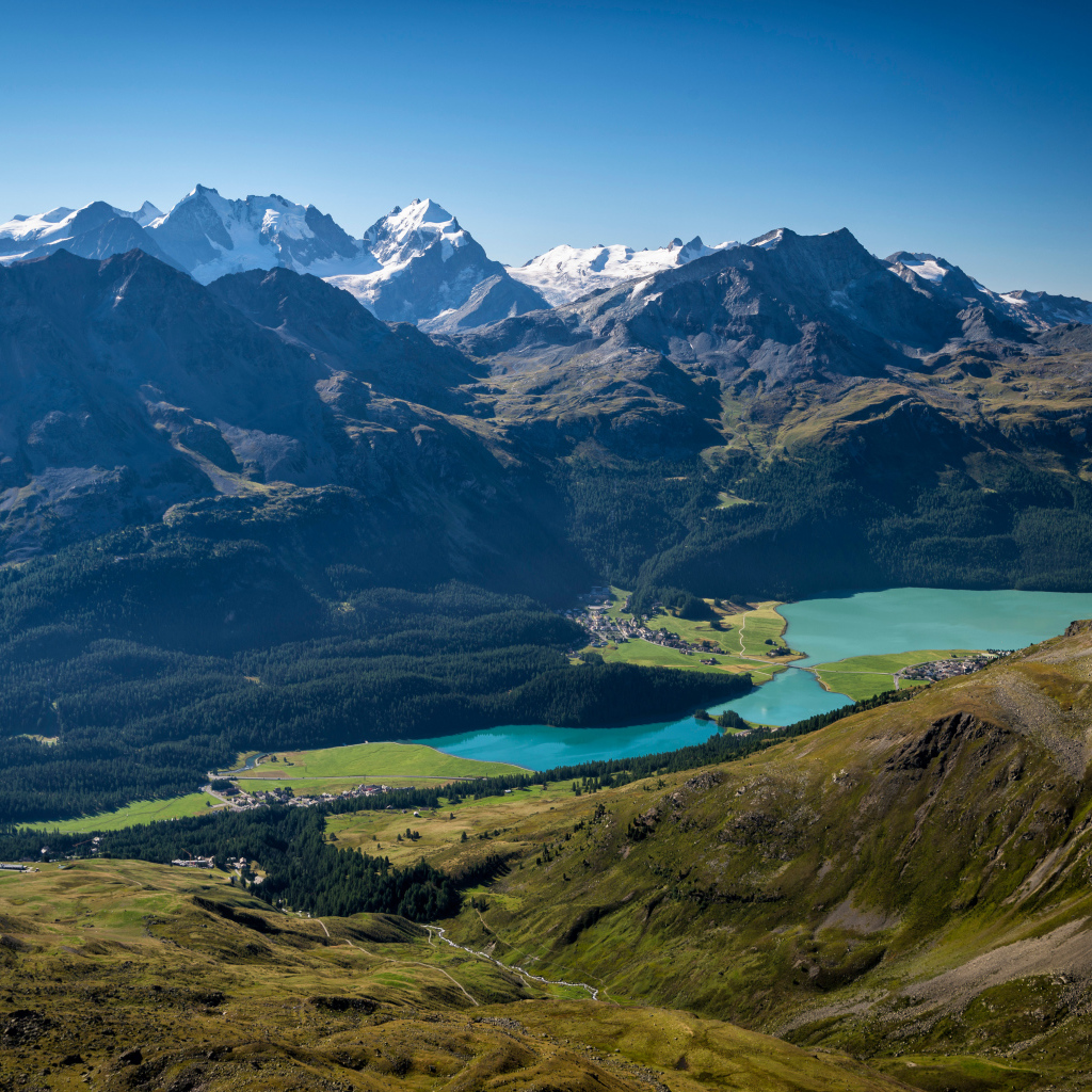 Заснеженные Швейцарские Альпы под голубым небом