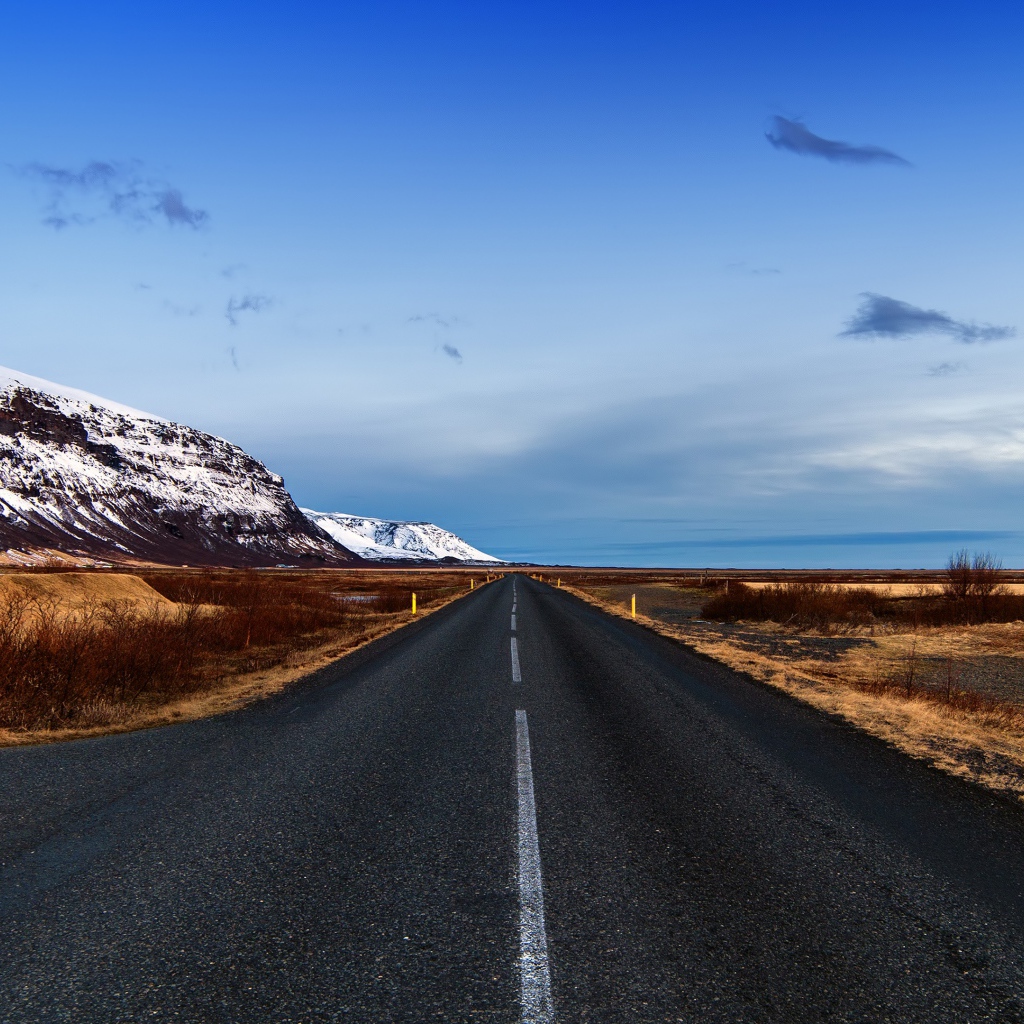 Заснеженные горы у дороги 