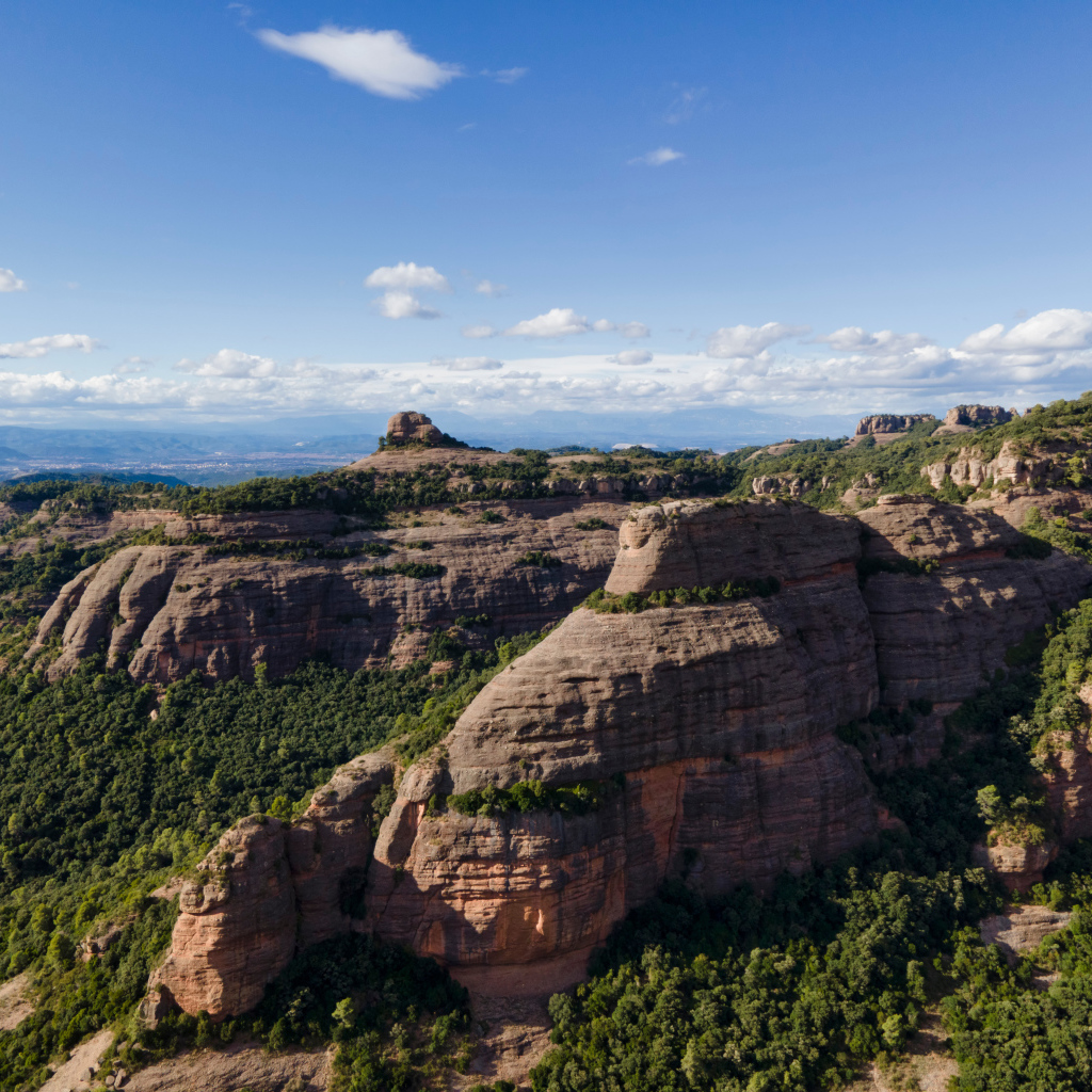 Каменные горы под голубым небом, Каталония. Италия