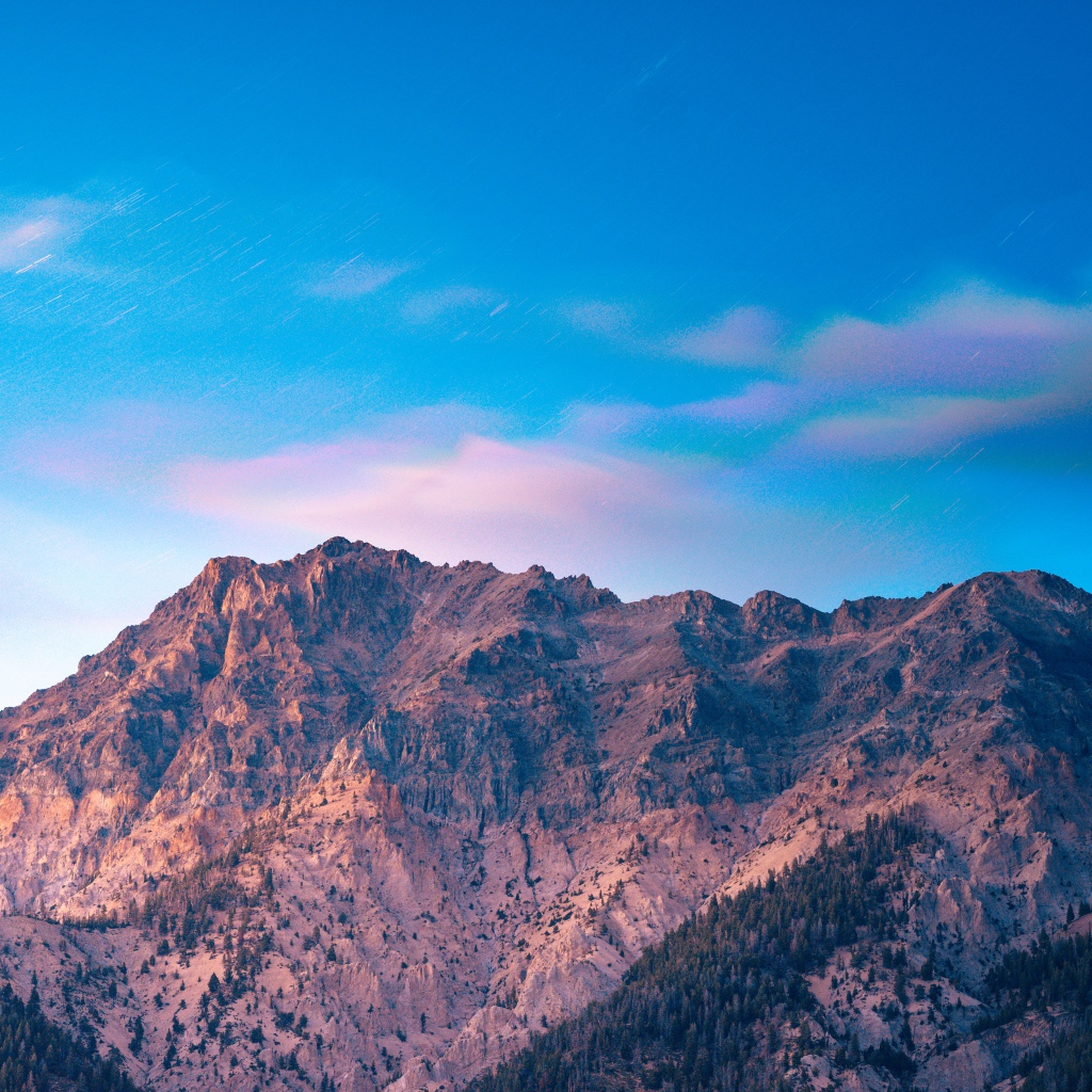 Вершины гор на фоне голубого неба 