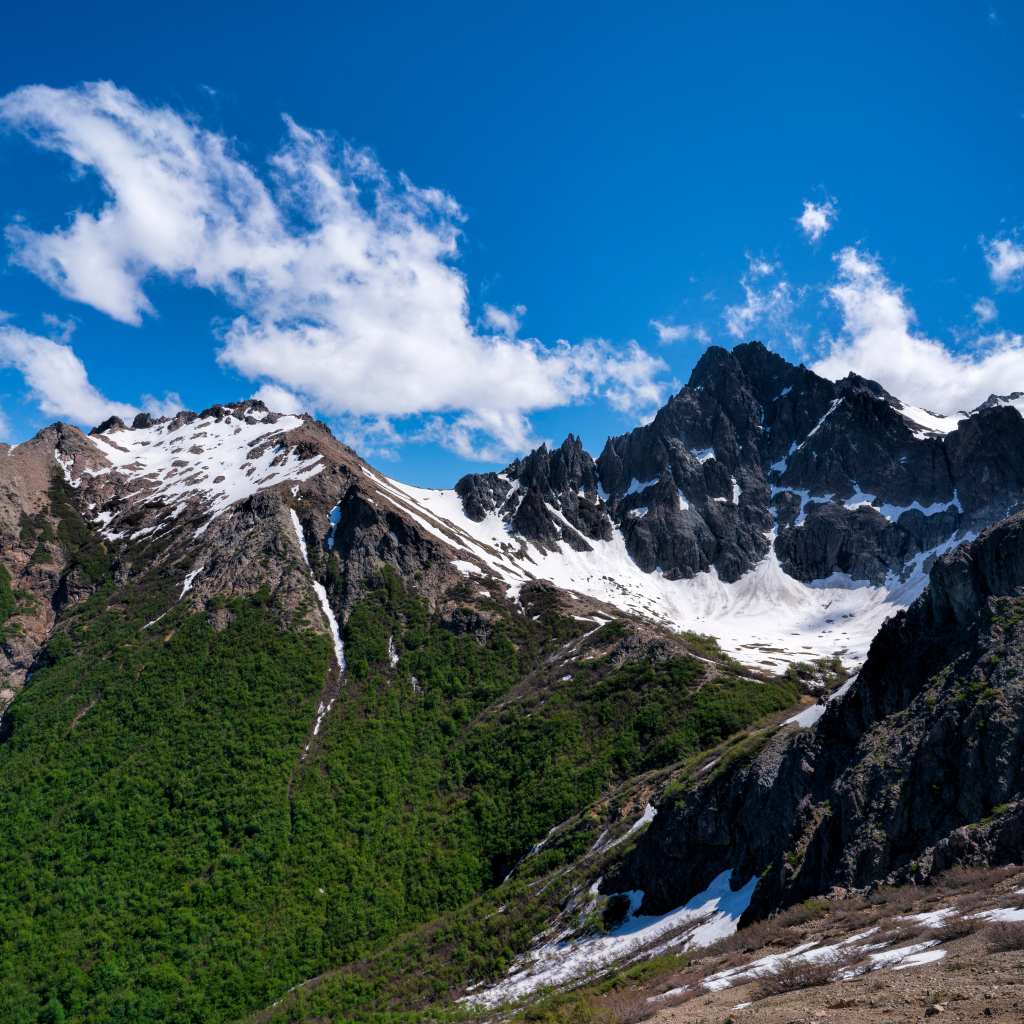 Вид на красивые горы в снегу под голубым небом