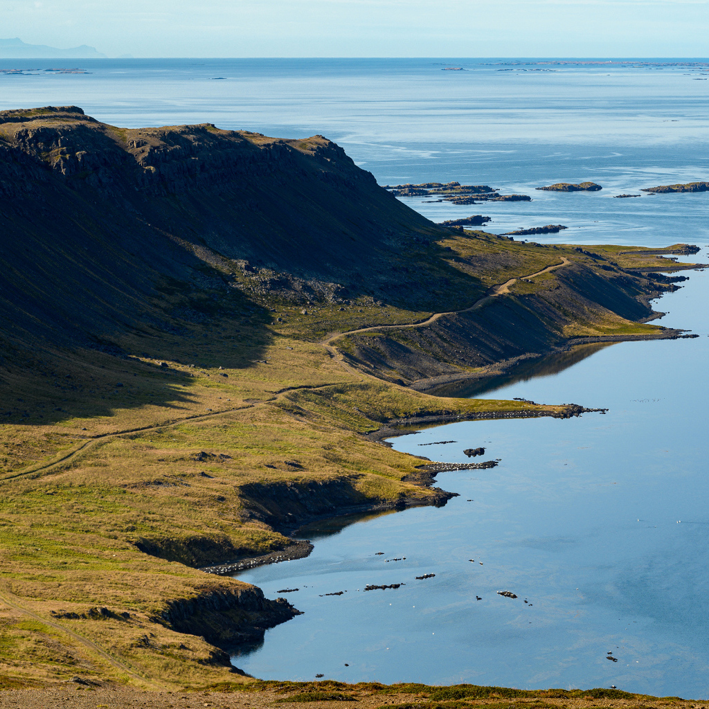 Вид на покрытые солнцем утесы у океана 