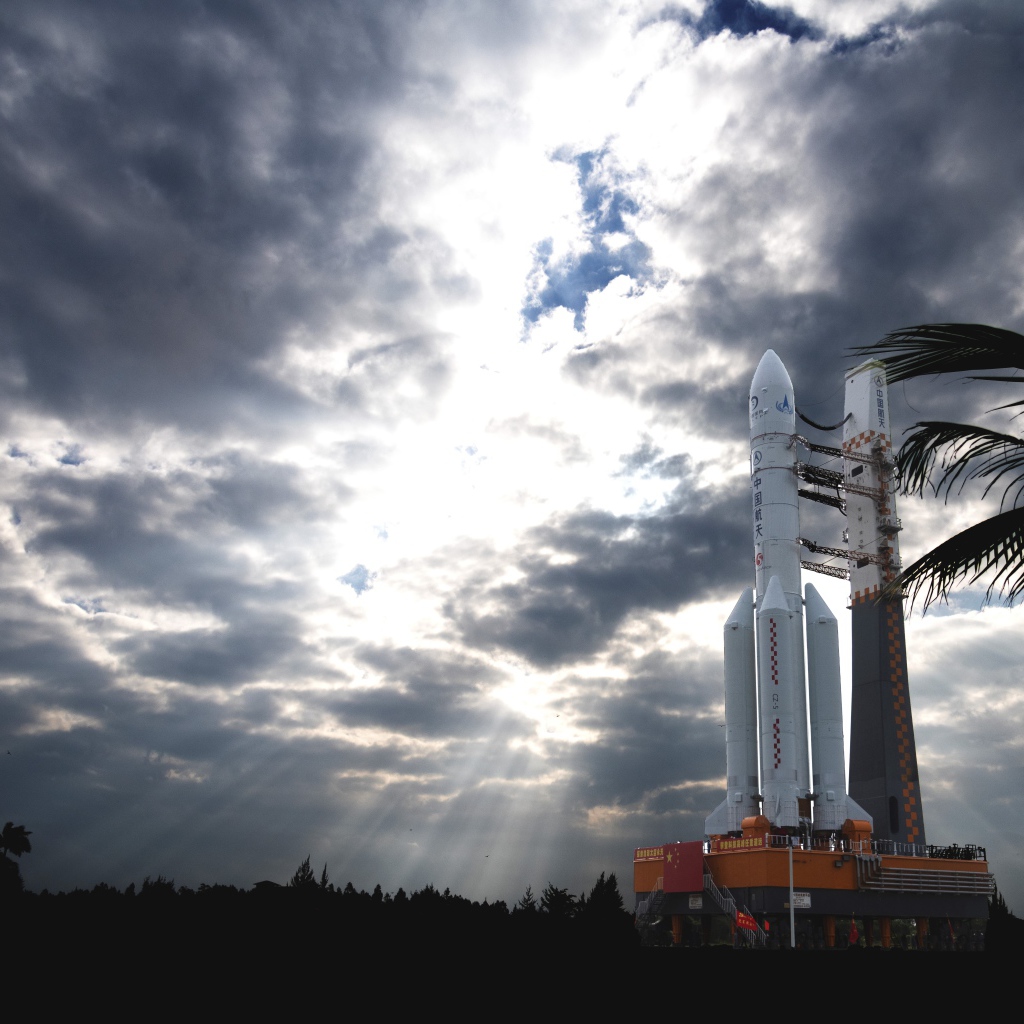 Ракета готовится к запуску на фоне грозового неба