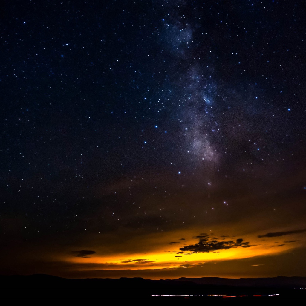 Красивый желтый свет в ночном небе 