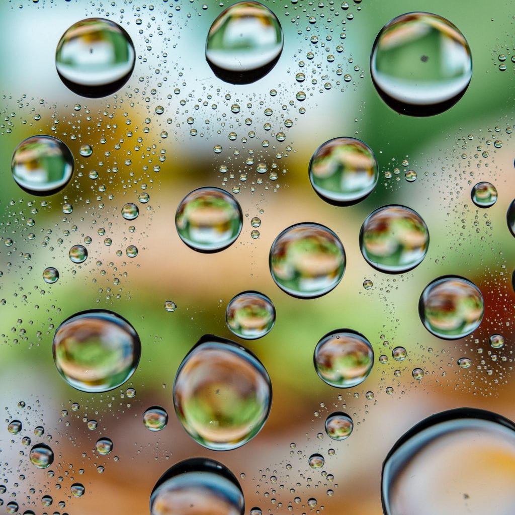 Большие пузыри воды на стекле 