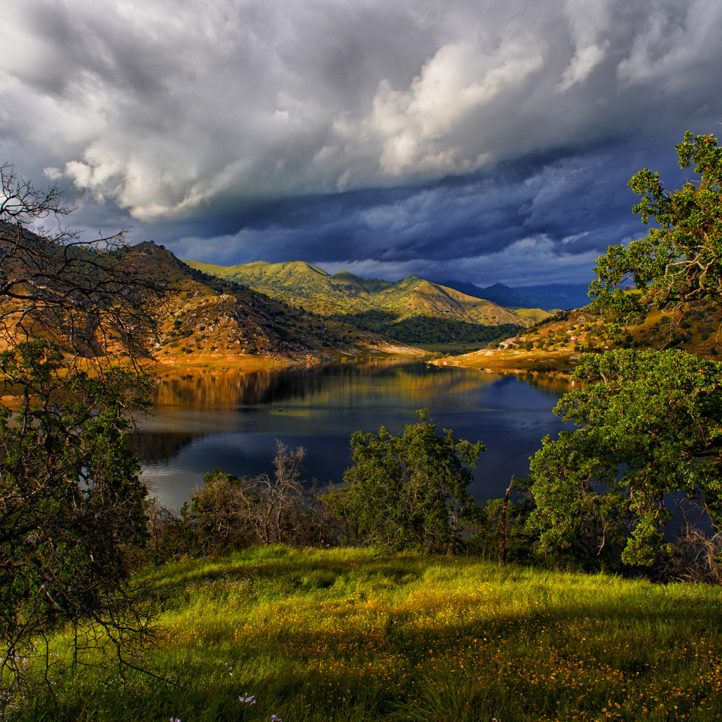 Черные грозовые облака над озером в горах 