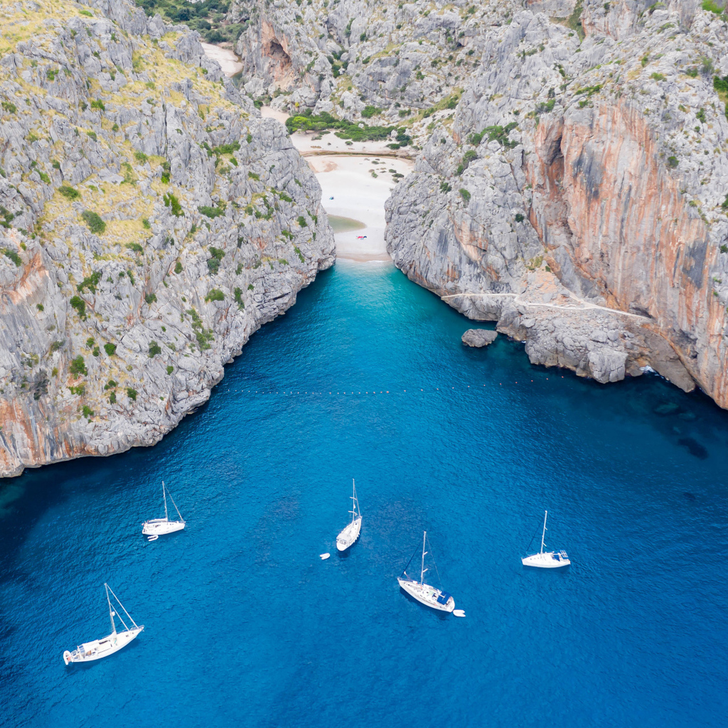 Лодки в бухте между скалами