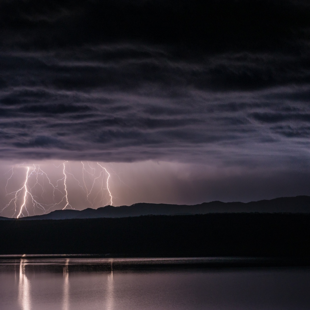 Яркая молния в штормовом небе 