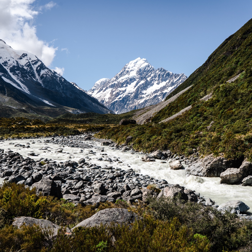 Заледеневшая река на фоне заснеженных гор 