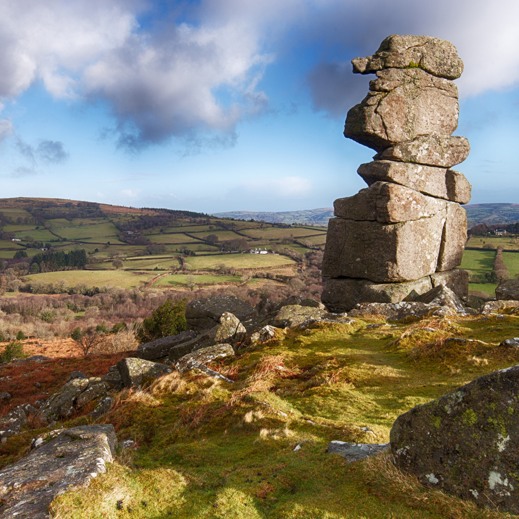 Каменный монумент на вершине холма