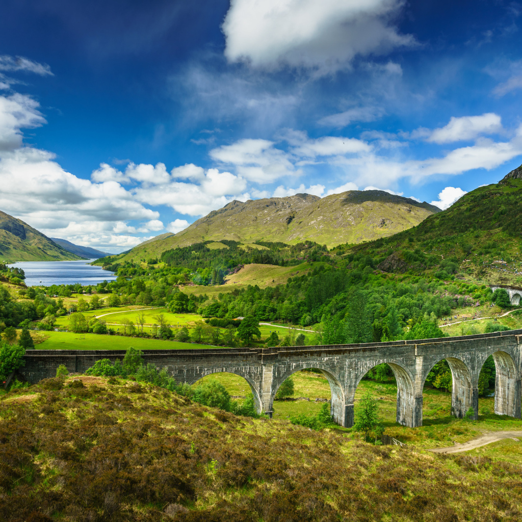 Старый железнодорожный мост акведук под голубым небом 