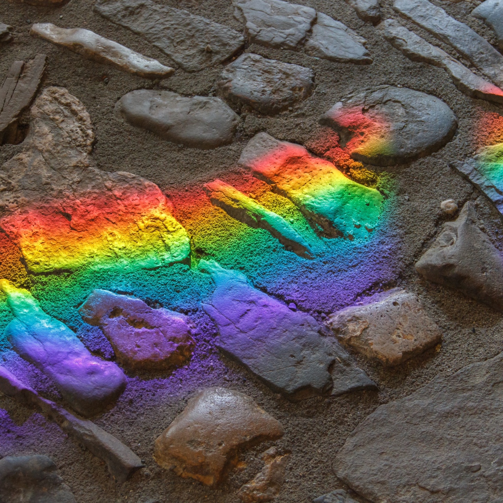 Радужный рисунок на каменной брусчатке 