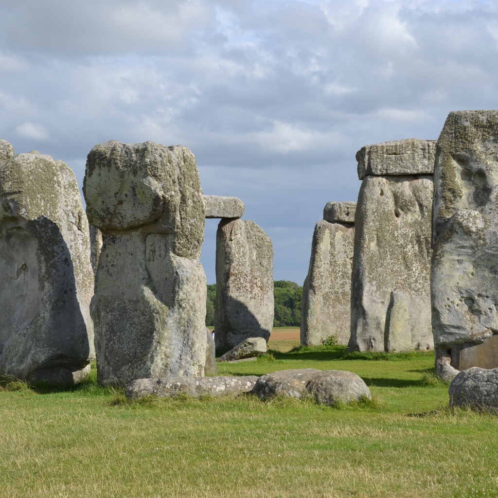 Каменное сооружение  стоунхендж под небом с облаками 