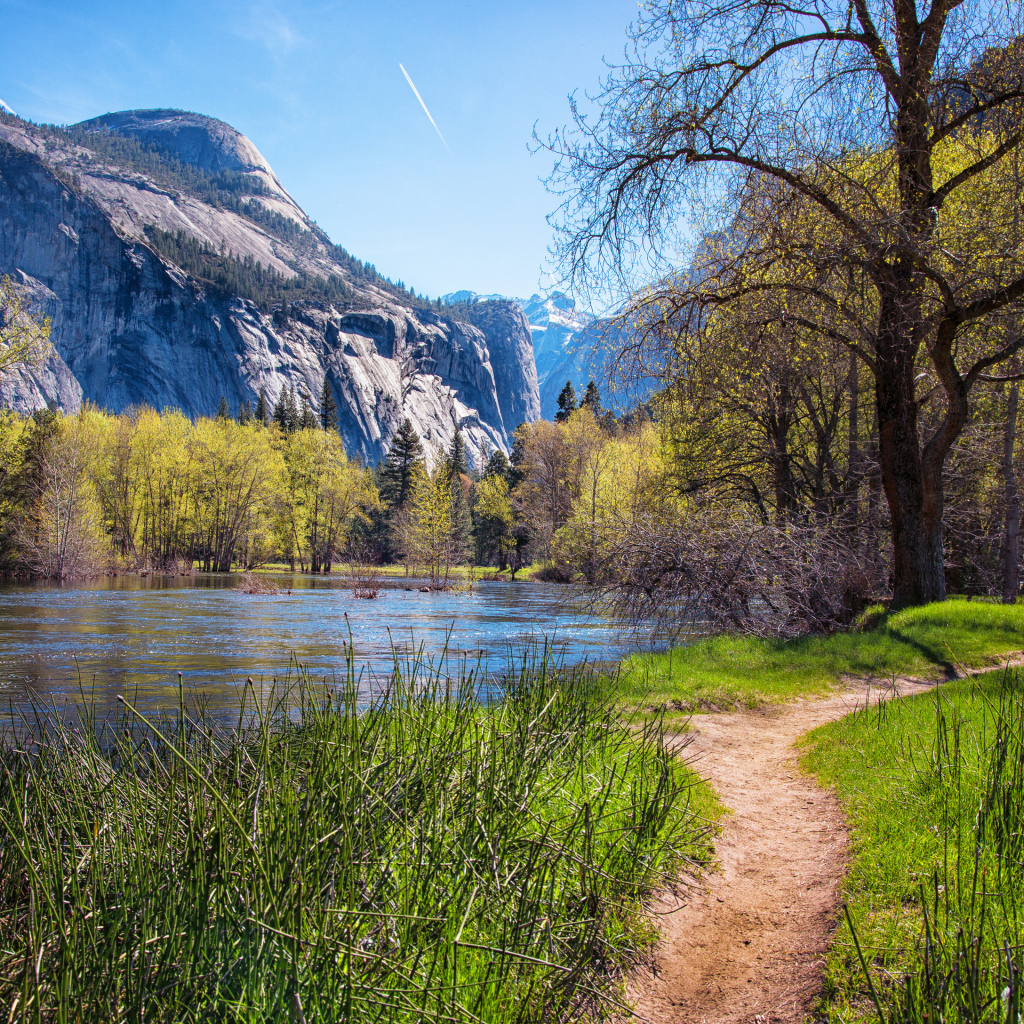 Тропинка у озера у подножия гор в парке