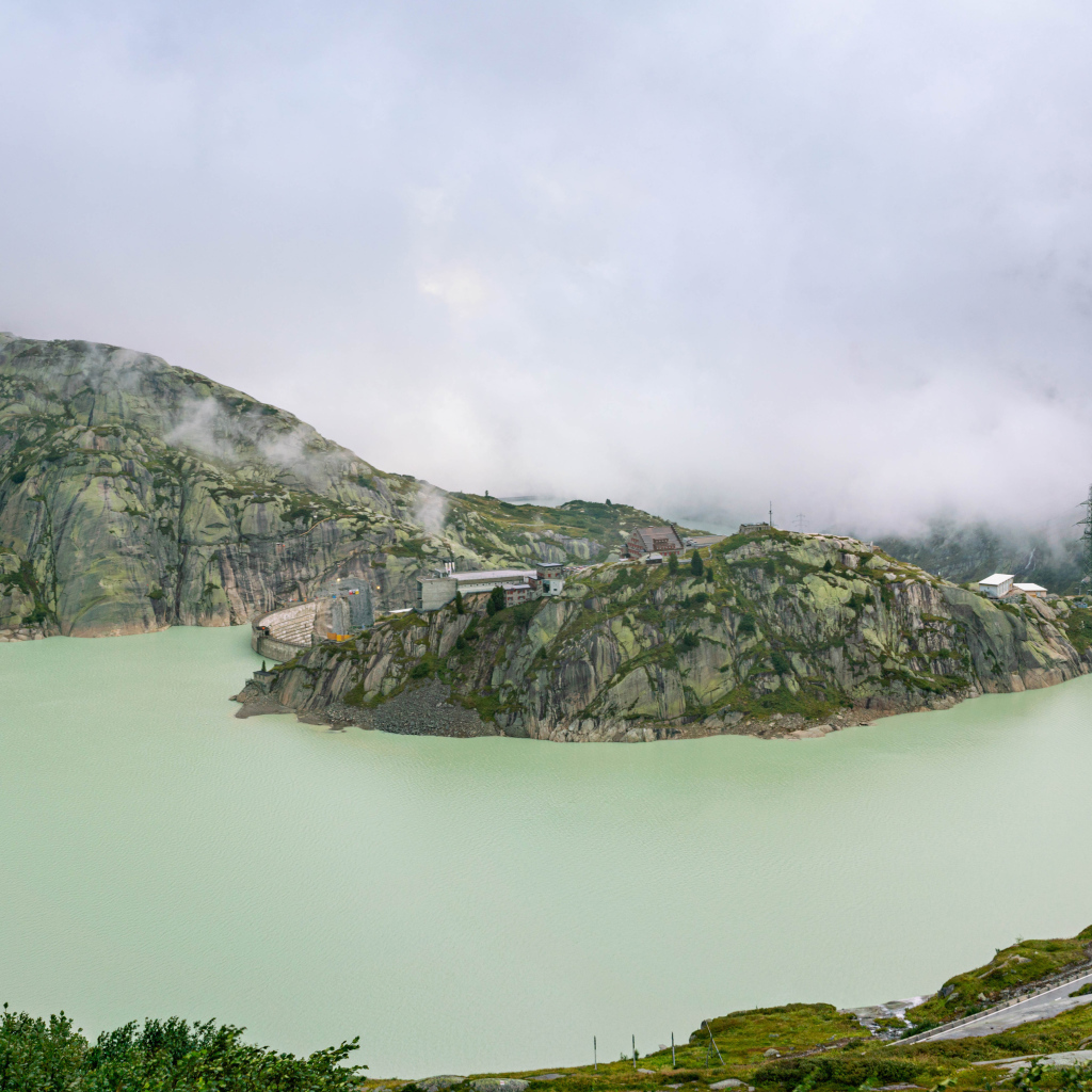 Залив в горах туманным утром,Швейцария