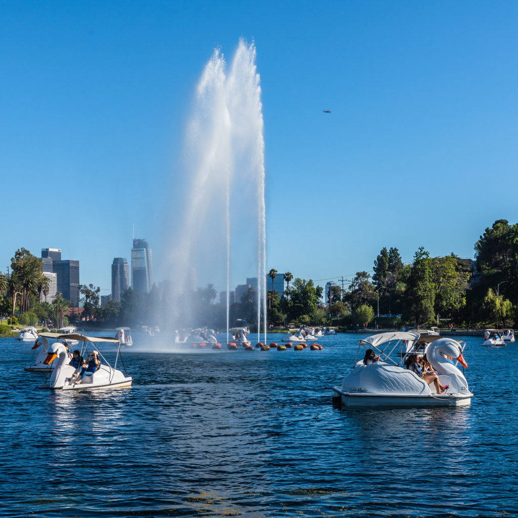 Красивое озеро с фонтаном и катамаранами 