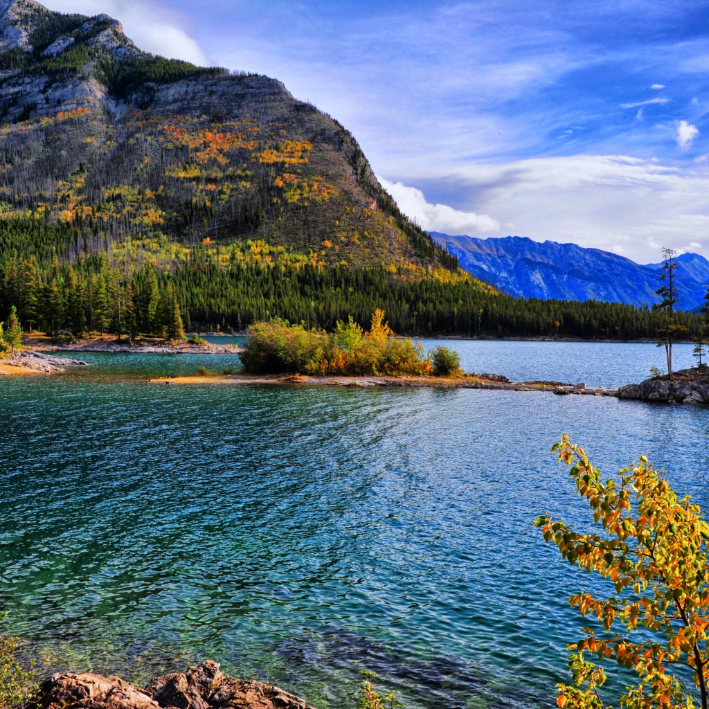 Красивая горная природа под голубым небом у озера