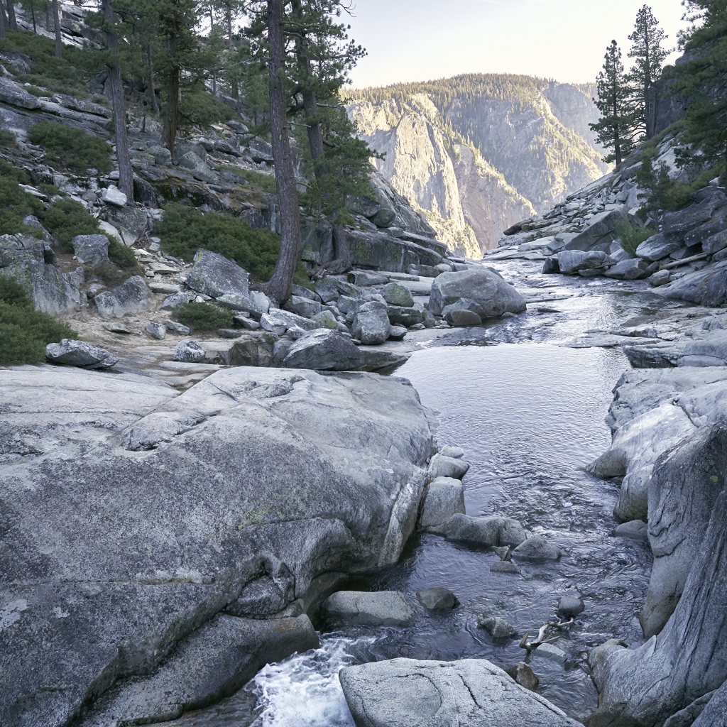 Красивая горная река с каменными берегами