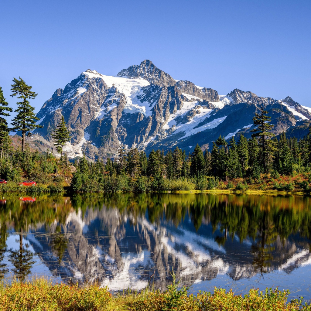 Красивый вид на горное озеро под голубым небом