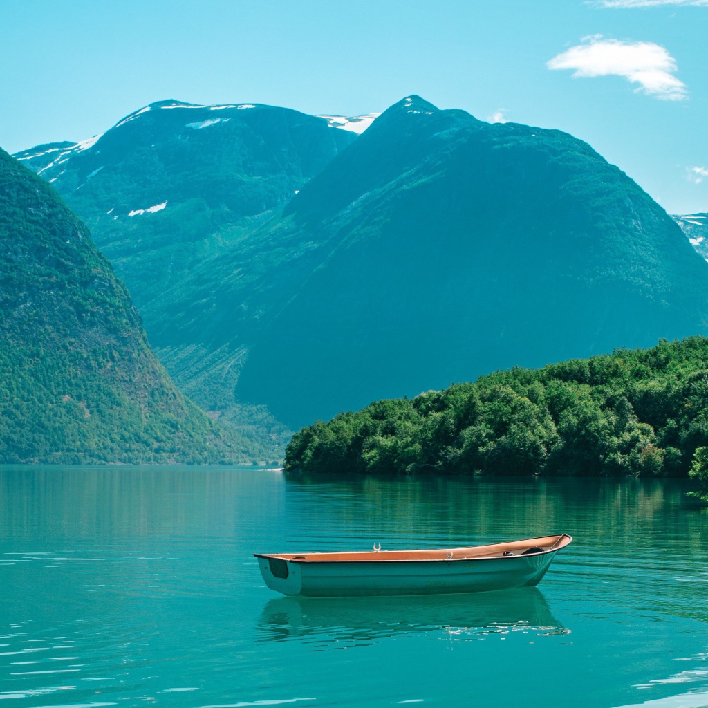 Лодка в воде озера в горах 