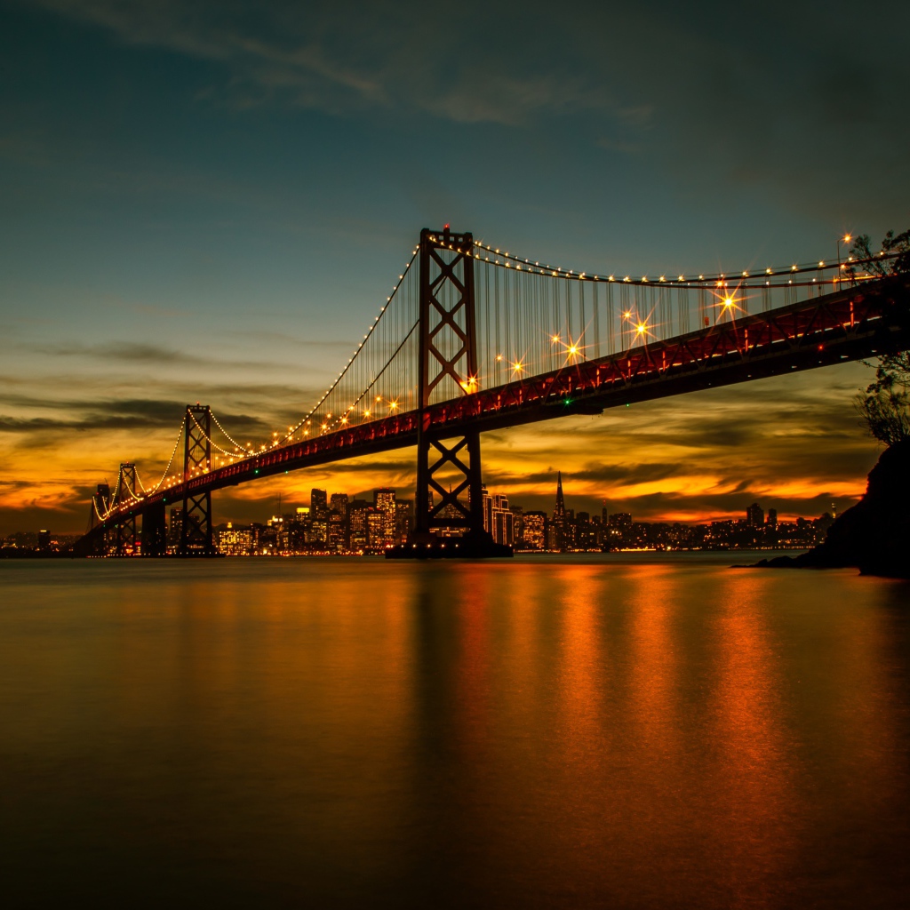 Мост с фонарями ночью над рекой 