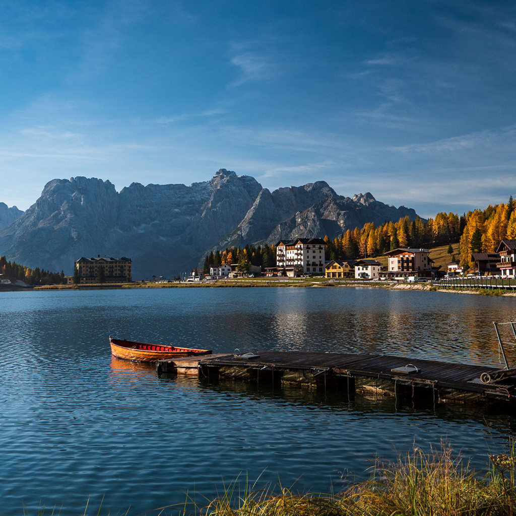 Спокойное озеро в лучах солнца в горах, Италия