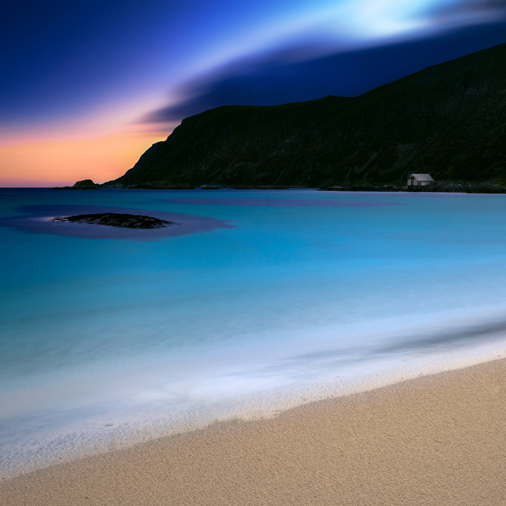 Спокойный океан под голубым небом вечером