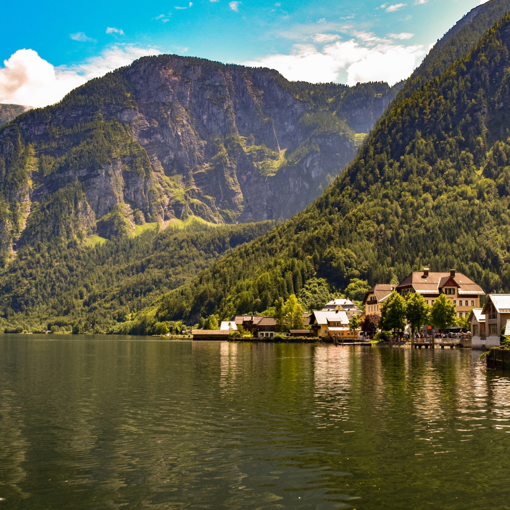 Дома на берегу спокойного горного озера летом