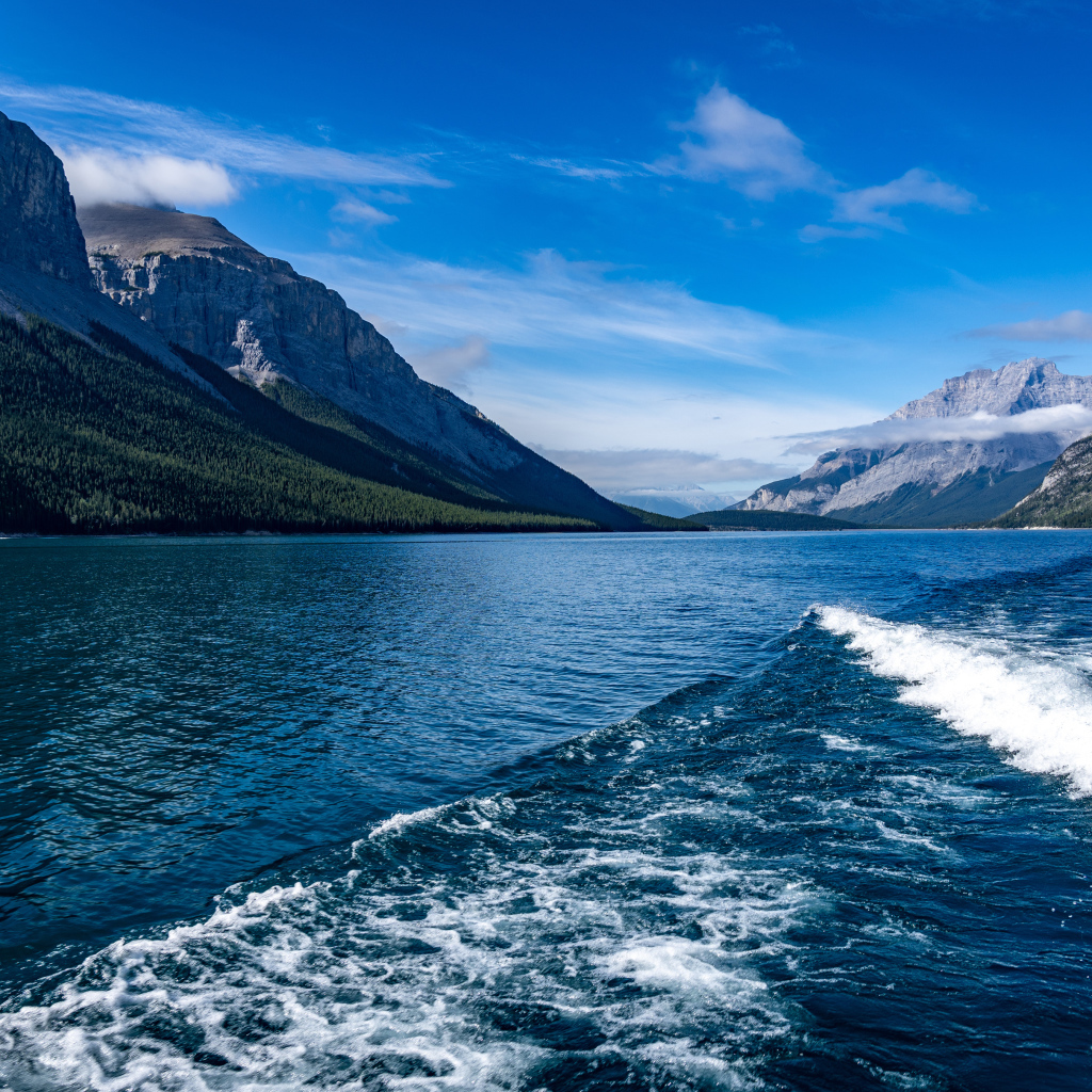 Озеро Минневанка на фоне гор под голубым небом, Канада