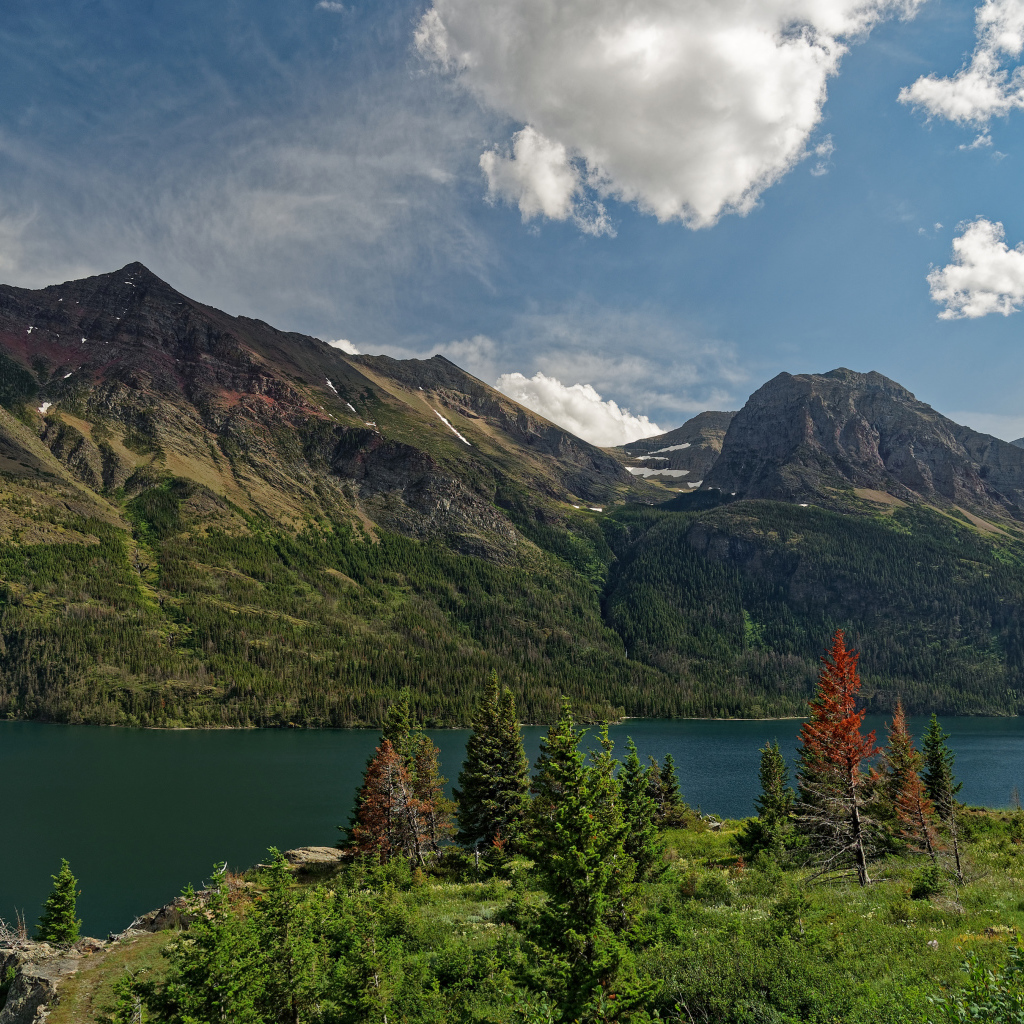 Озеро в живописном парке у гор, США