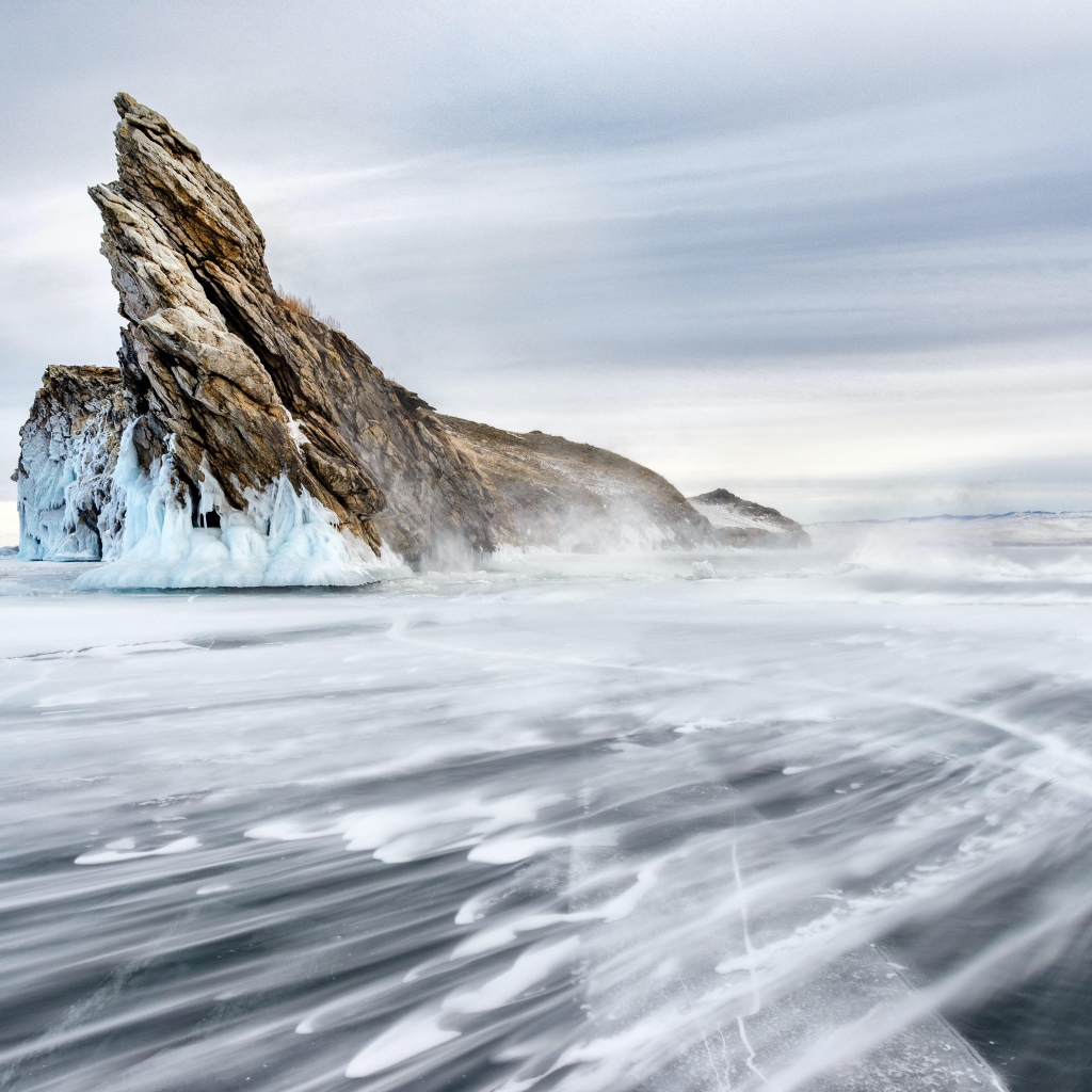 Гора в заледеневшем озере Байкал 