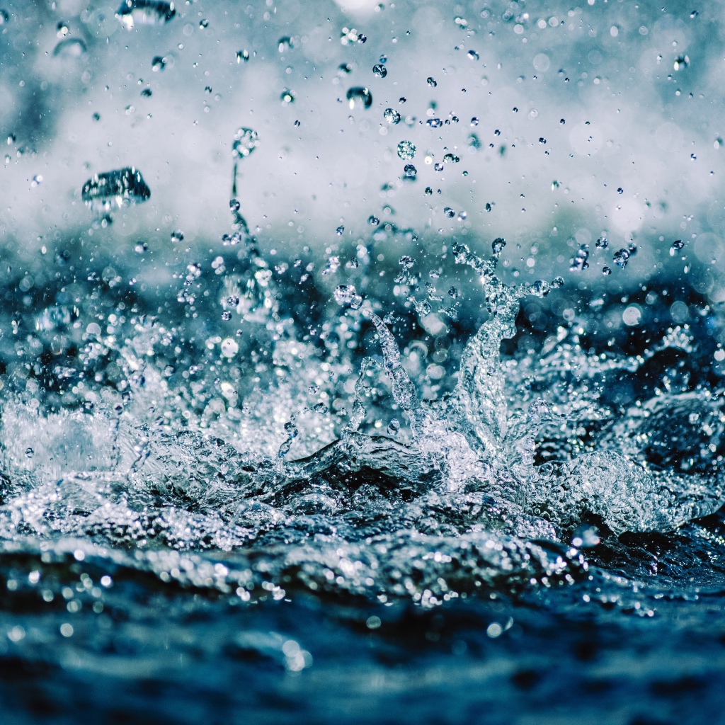 Брызги в чистой воде 