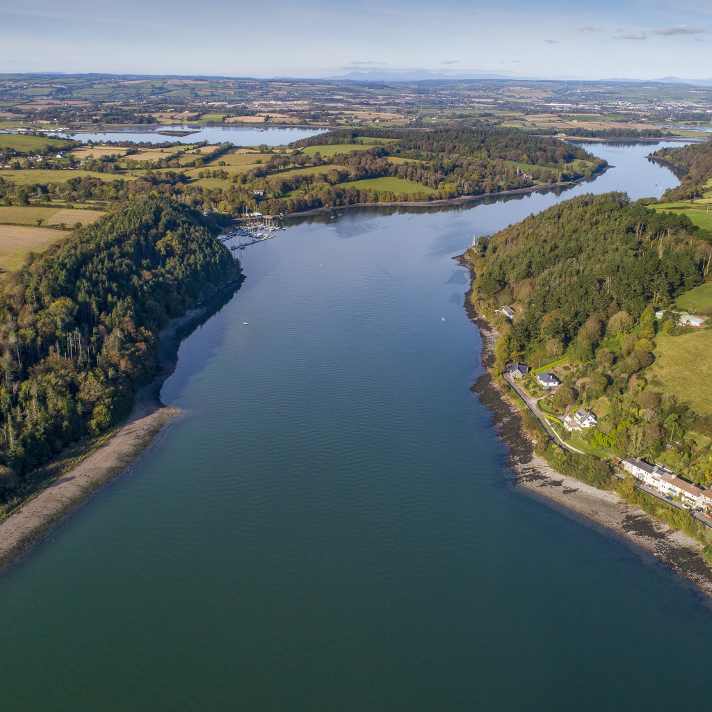 Вид с высоты на широкую реку 