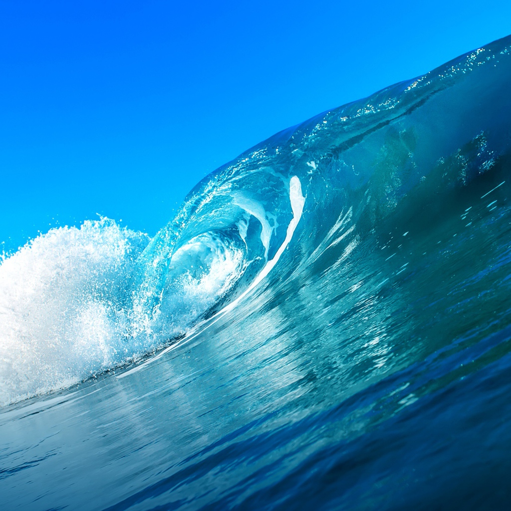 Красивая голубая волна в океане 