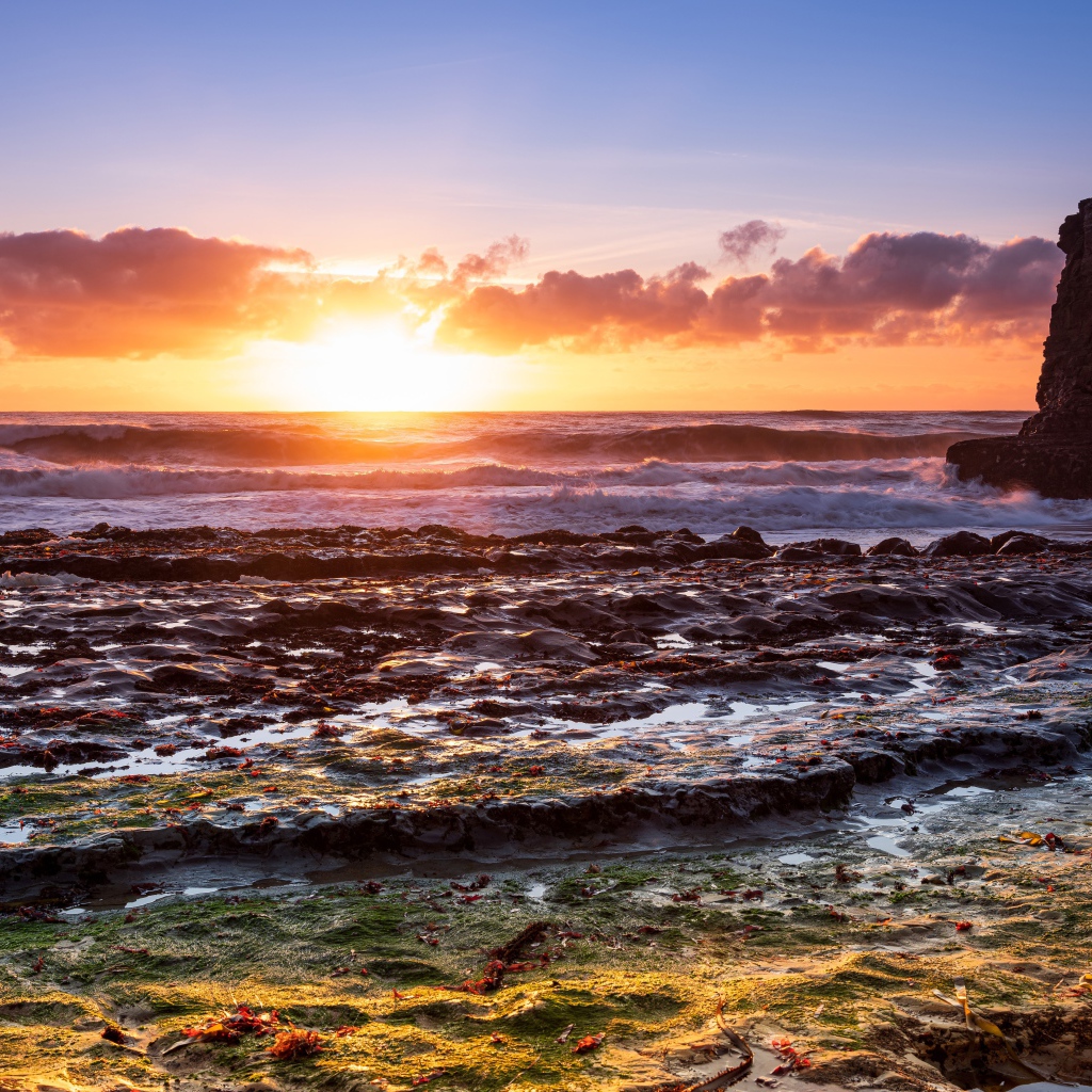 Большой камень в морской воде на рассвете 
