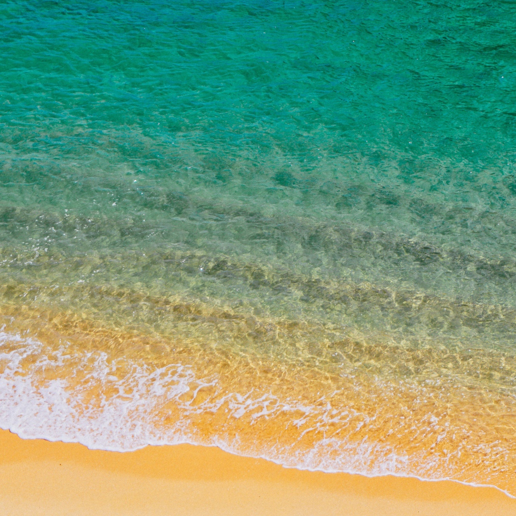 Голубая вода на желтом морском песке