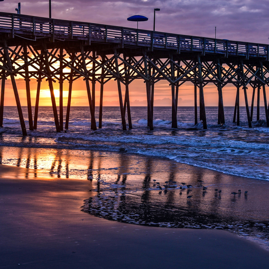 Кафе на мосту у моря на закате 