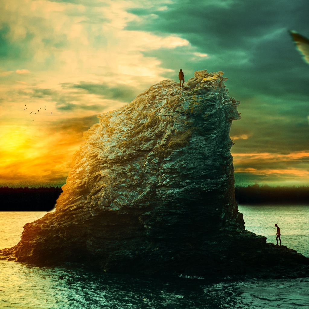 Скала в море на закате солнца