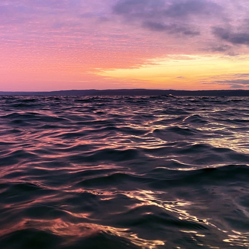 Розовый закат солнца над спокойным море
